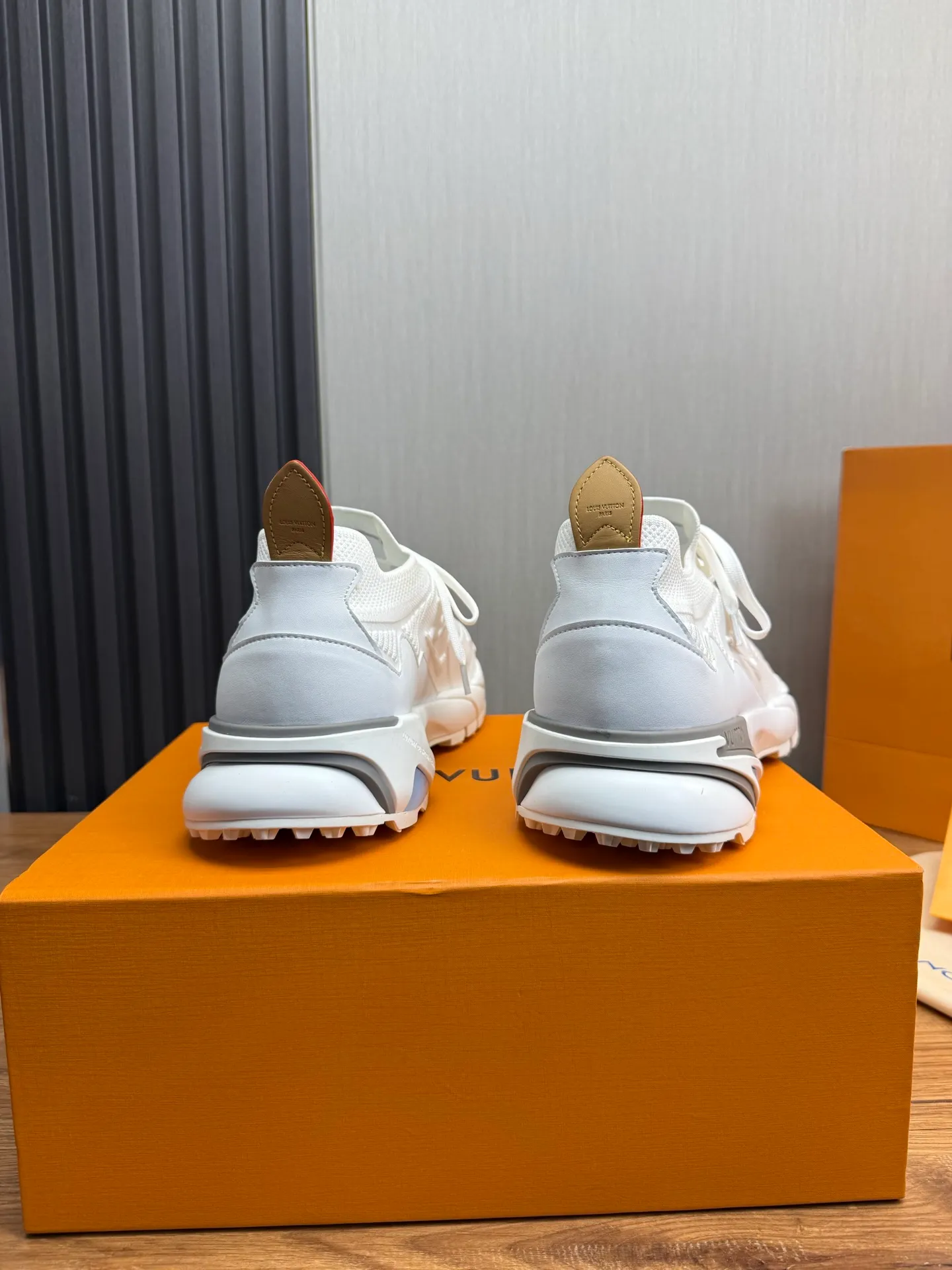 Men's Men's Shoes 580💰 🌈LV | Louis Vuitton 2025 LV Louis Vuitton L House Donkey Brand Latest Olympia Series Couple Style Silver Horn King Casual Sports Shoes Running Shoes This LV Olympia sports shoe combines mesh fabric and metallic synthetic leather and other technical fabrics to reinterpret the classic running shoe design with a neat and simple design. Lightweight EVA outsole provides a stretchy fit. Rich details such as Monogram embossing and LV letters establish recognition. Exquisite packaging at the delivery counter 🛍📦 ▪️Fabric: original imported technical fabric + mesh ▪️Inner lining: original customized breathable mesh ▪️Sole: original molded rubber foam material ▪️Sole thickness: 3.5CM ▪️Size: 38-44 yards